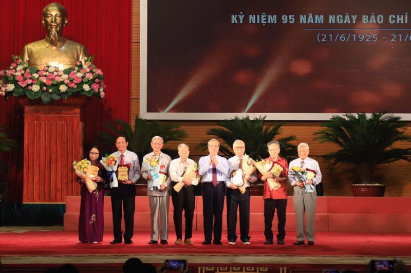 Ủy viên Bộ Chính trị, Thường trực Ban Bí thư Trung ương Trần Quốc Vượng tôn vinh 7 nhà báo lão thành tiêu biểu