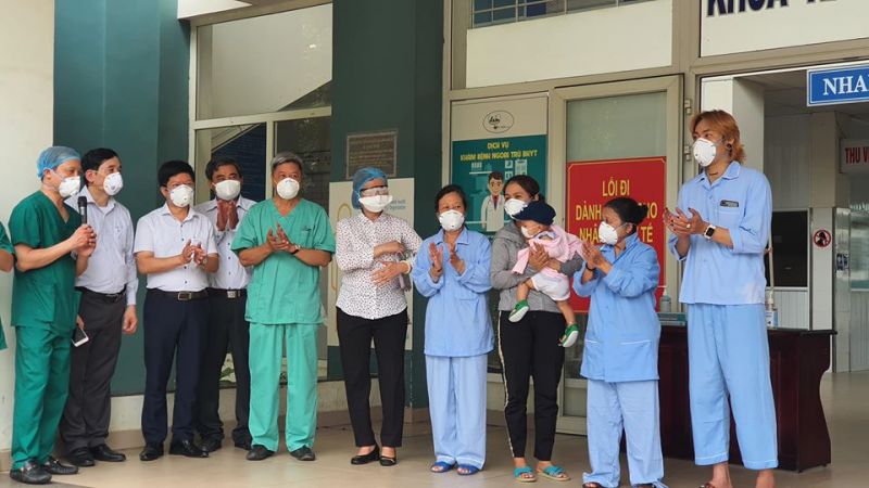 Thứ trưởng Bộ Y tế Nguyễn Trường Sơn (thứ 5 từ trái qua) chúc mừng các bệnh nhân Covid-19 được công bố  khỏi bệnh.