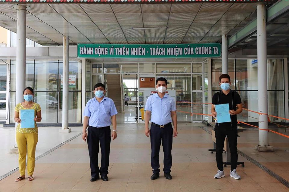Bác sĩ BV Đa khoa TƯ Quảng Nam trao giấy công bố khỏi bệnh cho các bệnh nhân mắc Covid-19.