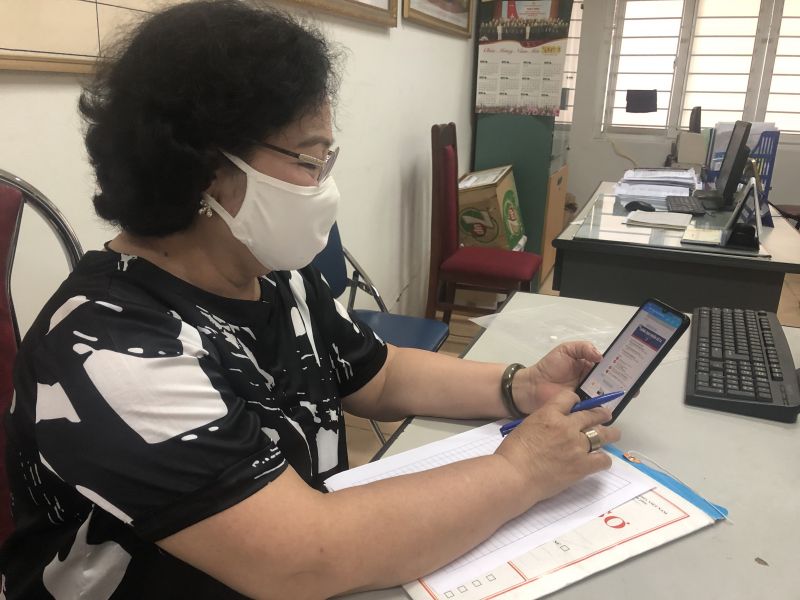 Bà Thúy đang kiểm tra tình hình phòng, chống dịch Covid-19 trên địa bàn phường Quan Hoa qua nhóm Zalo của phường Bà Thúy đang kiểm tra tình hình phòng, chống dịch Covid-19 trên địa bàn phường Quan Hoa qua nhóm Zalo của phường