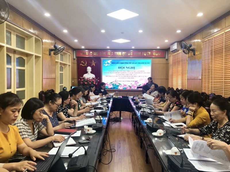 Đại diện Hội LHPN các phường trên địa bàn quận Thanh Xuân tọa đàm tổng kết 10 năm thực hiện Cuộc vận động 5 không - 3 sạch