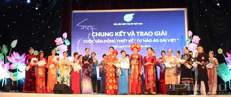 Bà Hà Thị Nga - Chủ tịch Hội LHPN Việt Nam trao giái Nhất cho bộ sưu tập của nhà thiết kế Thủy Lê