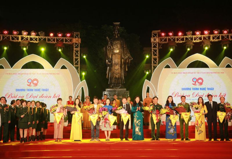 Chủ tịch Ủy ban Mặt trận Tổ quốc Việt Nam thành phố Hà Nội Nguyễn Lan Hương tặng hoa các đơn vị tham gia liên hoan văn nghệ.