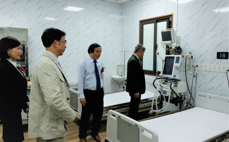 Lãnh đạo Bộ Y tế và BV Bạch Mai khảo sát phòng chăm sóc bệnh nhân tại Trung tâm đột quỵ.