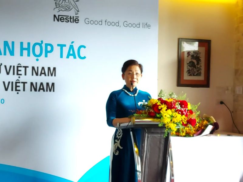 Bà Trần Thị Hương - Phó Chủ tịch Hội LHPN Việt Nam phát biểu tại Lễ Ký kết