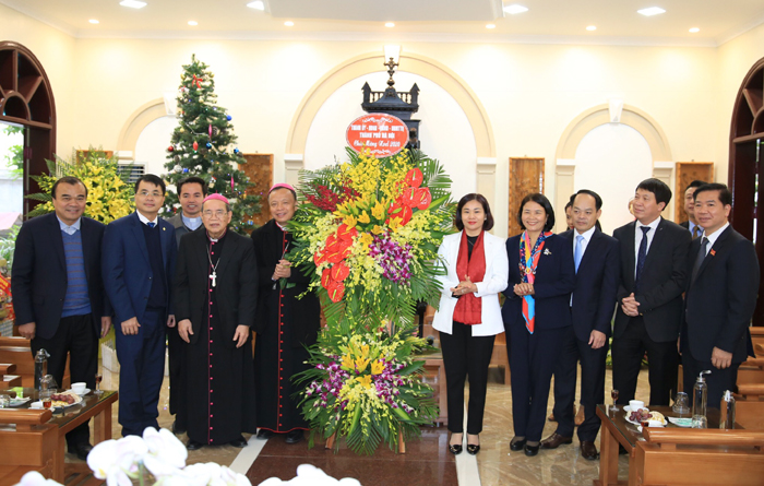 Phó Bí thư Thường trực Thành ủy Nguyễn Thị Tuyến tặng hoa chúc mừng Giáng sinh Tòa Giám mục Hưng Hóa