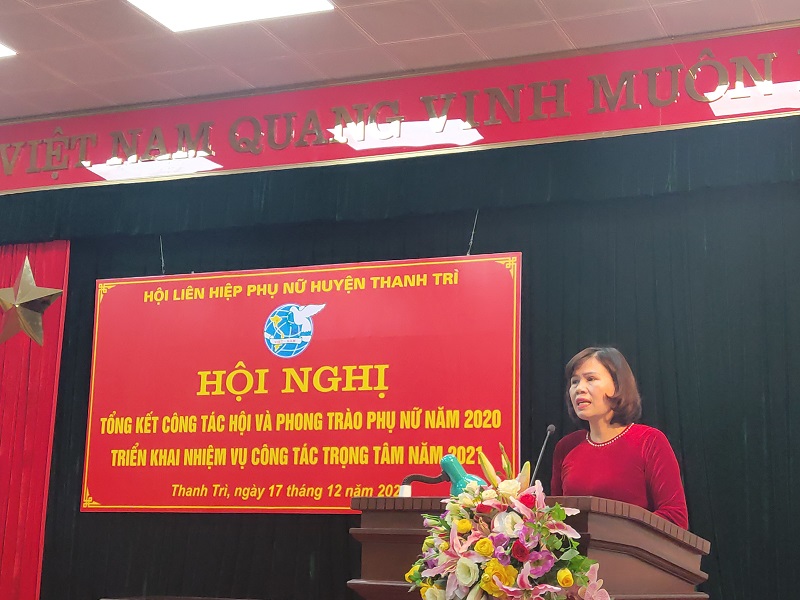 Đồng chí Phạm Nguyên Nhung - Chủ tịch Hội LHPN huyện Thanh Trì phát biểu tổng kết công tác và triển khai nhiệm vụ trong năm 2021