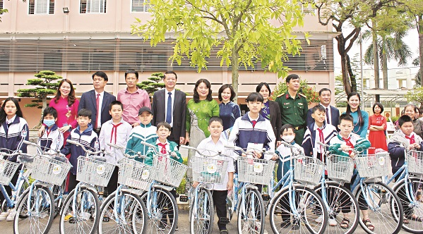 Các em học sinh nhận quà tặng của Hội PN là những chiếc xe đạp nhằm 
nâng bước chân em tới trường