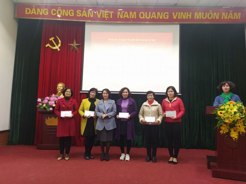 Đồng chí Phạm Thị Thanh Hương, Phó Bí thư Đảng uỷ trao thưởng cho các chi bộ, cá nhân có thành tích trong thực hiện mô hình Dân vận khéo năm 2020
