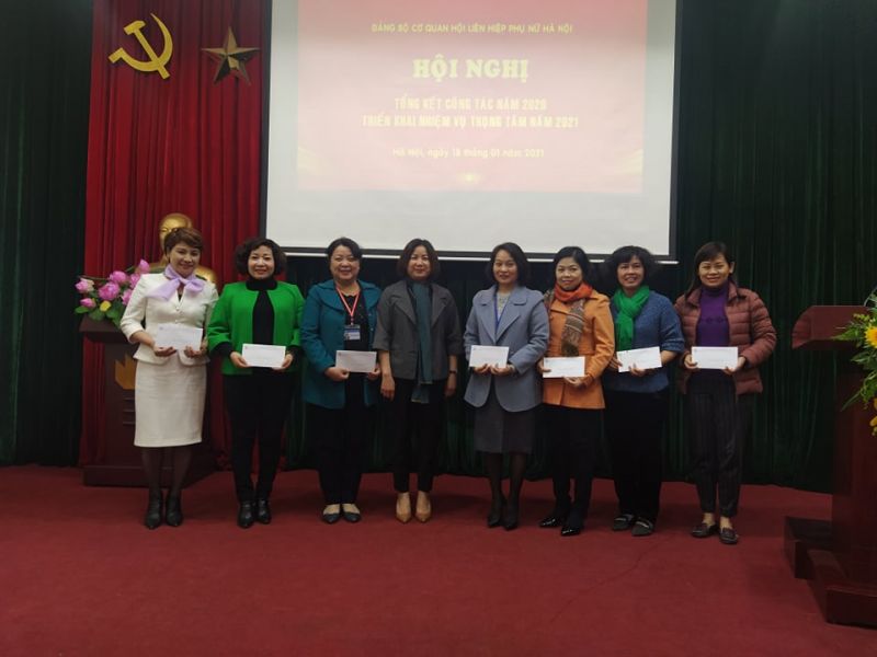 Đồng chí Phạm Thị Nguyên Hạnh, Phó Bí thư Đảng uỷ Khối các cơ quan Thành phố trao thưởng cho 8 Đảng viên hoàn thành xuất sắc nhiệm vụ năm 2020.