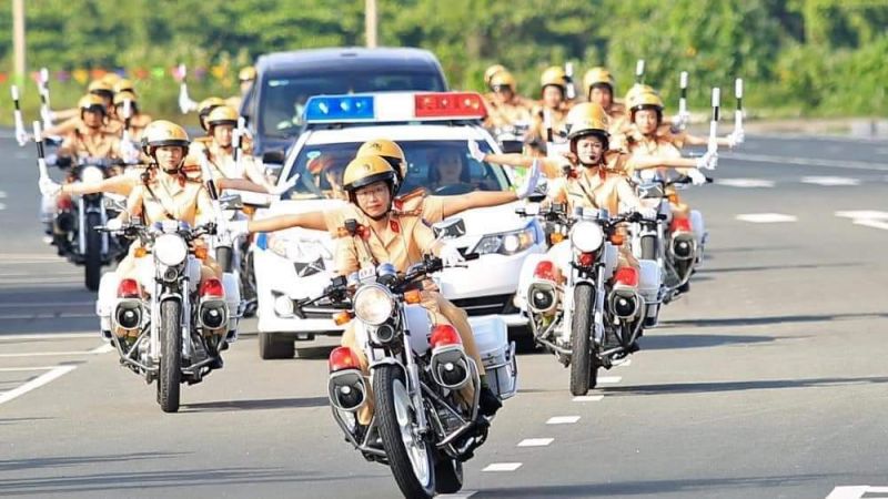 Lực lượng công an thành phố làm nhiệm vụ an toàn giao thông