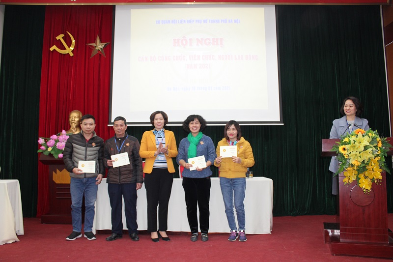 Đồng chí Lê Kim Anh - Chủ tịch Hội LHPN Hà Nội trao tặng kỷ niệm chương  Vì sự phát triển Phụ nữ Việt Nam cho 4 cá nhân