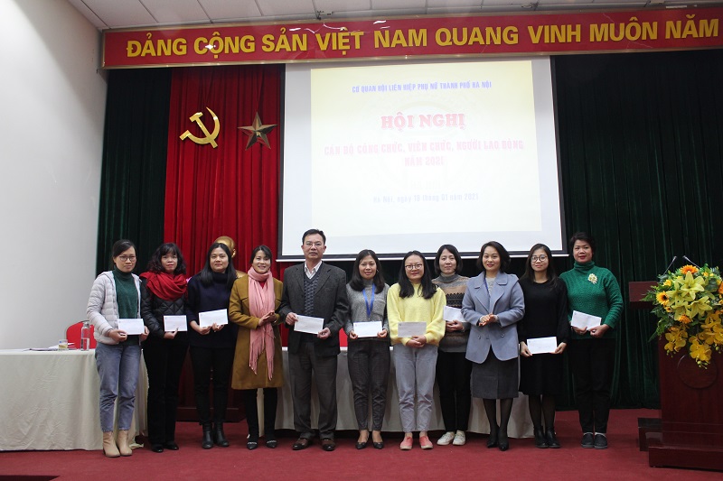 Công đoàn cơ quan Hội LHPN Hà Nội cũng đã khen thưởng các cá nhân có thành tích trong năm 2020