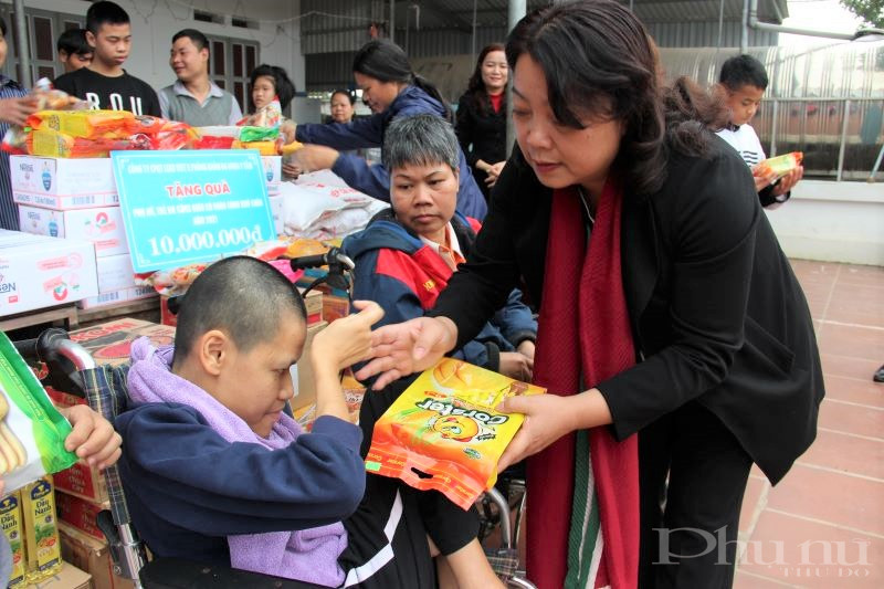 Đảng ủy Hội LHPN Hà Nội: Thăm, tặng quà, chúc Tết phụ nữ, trẻ em công giáo có hoàn cảnh khó khăn