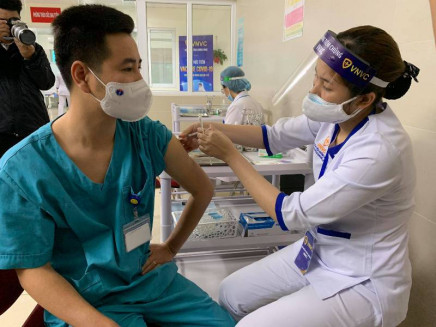 Hà Nội triển khai những mũi tiêm vaccine ngừa COVID-19 đầu tiên tại BV Thanh Nhàn