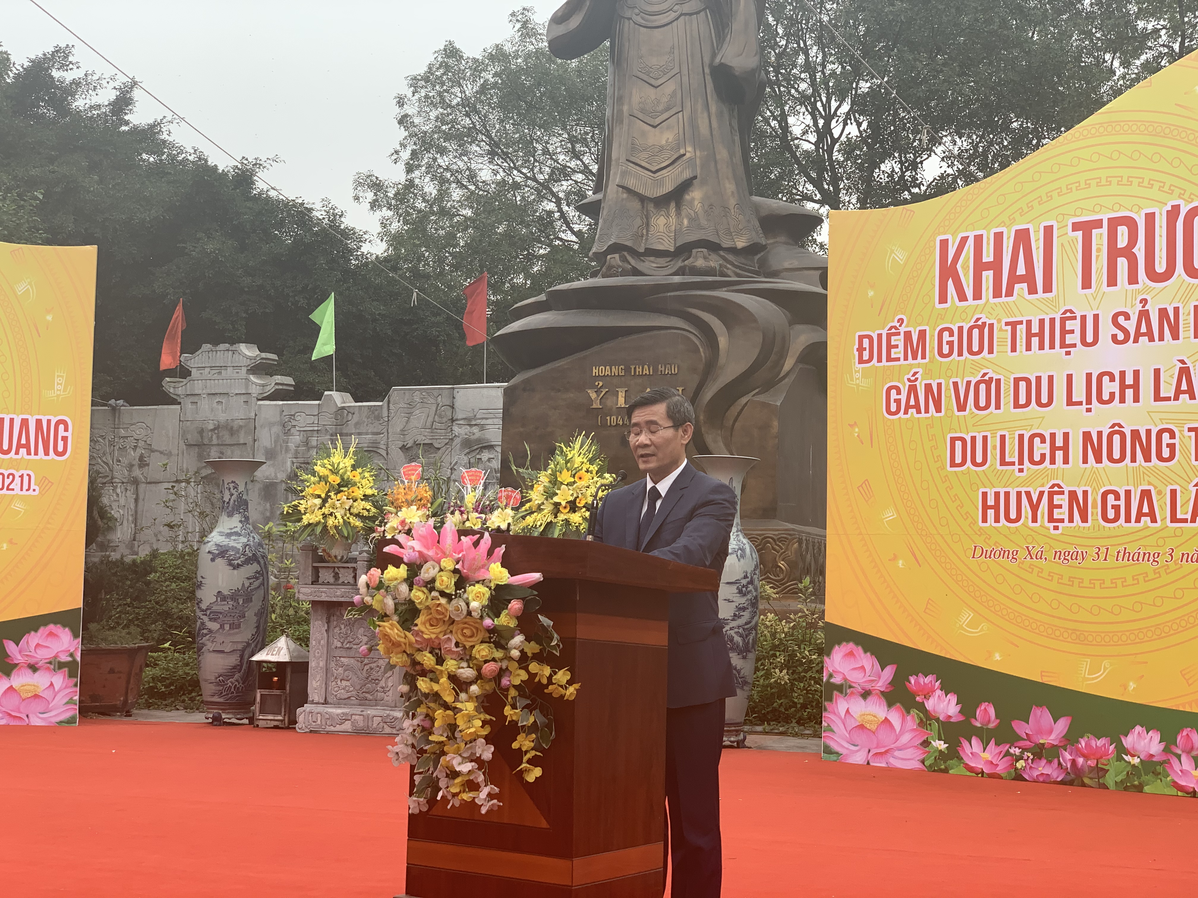 Ông Nguyễn Đức Hồng, Phó Chủ tịch UBND huyện Gia Lâm phát biểu tại lễ kỷ niệm