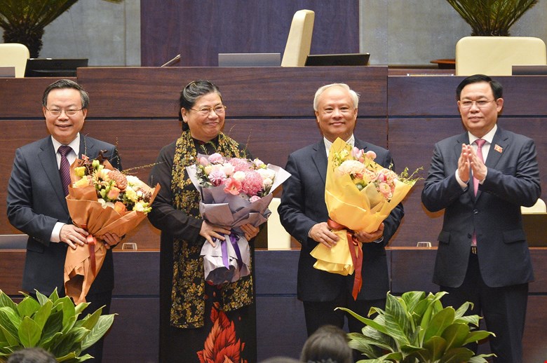 Chủ tịch Quốc hội Vương Đình Huệ tặng hoa chúc mừng bà Tòng Thị Phóng, ông Uông Chu Lưu và ông Phùng Quốc Hiển đã hoàn thành xuất sắc nhiệm vụ