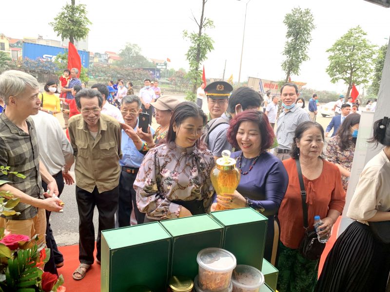 Các đại biểu tham quan các gian hàng trưng bày, bán sản phẩm OCOP ở xã Dương Xá, huyện Gia Lâm