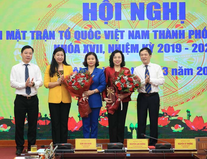Đồng chí Nguyễn Lan Hương tặng hoa chúc mừng đồng chí Nguyễn Thị Tuyến và Ngô Thị Thanh Hằng
