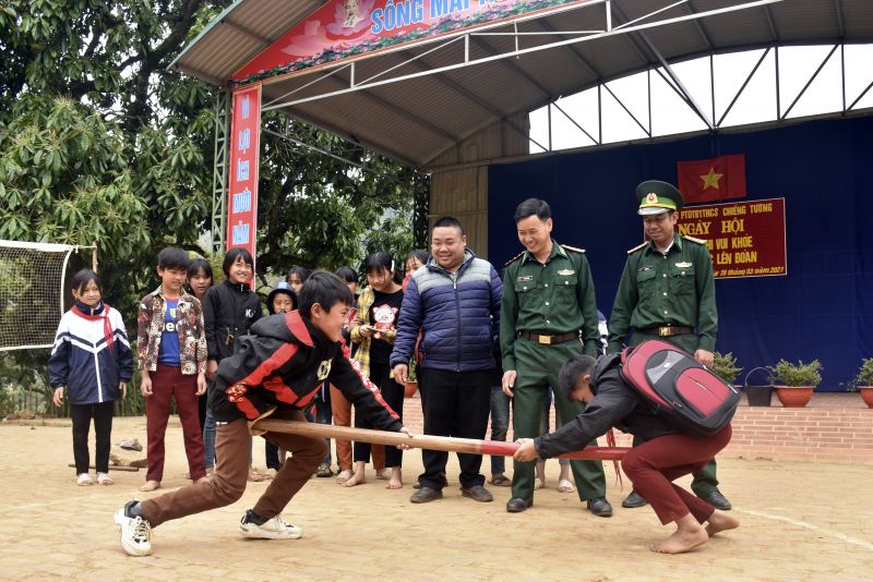 Chiến sĩ biên phòng hướng dẫn các em chơi trò chơi tại Trường phổ thông dân tộc bán trú THCS Chiềng Tương.
