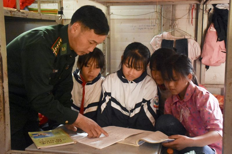 Thượng úy Lìu Láo Lanh kèm các em nhỏ học bài
