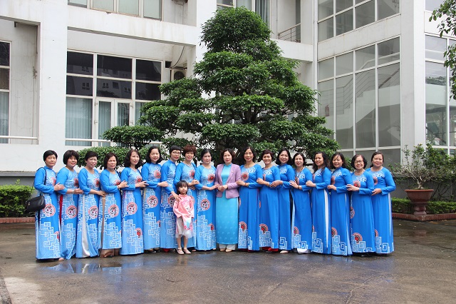 Chủ tịch Hội LHPN Hà Nội Lê Kim Anh chụp ảnh lưu niệm cùng một số chị em trong nhóm Phụ nữ kiên cường Hà Nội