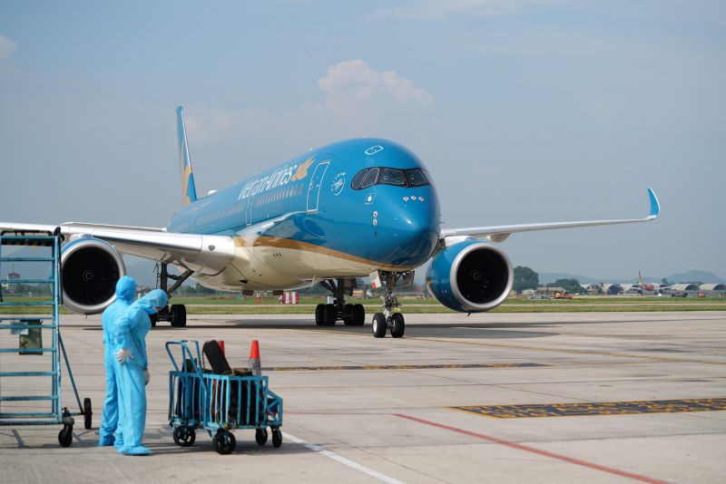 Giai đoạn 2 sẽ bắt đầu từ tháng 7/2021, các chuyến bay thường lệ chở khách vào Việt Nam có cách ly sau khi nhập cảnh cho cả công dân Việt Nam và nước ngoài (phải có xét nghiệm âm tính với COVID-19). Ảnh: NIA.