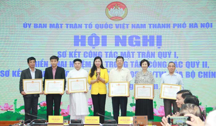 Chủ tịch Ủy ban MTTQ Việt Nam TP Nguyễn Lan Hương trao Bằng khen của Thành phố cho các cá nhân