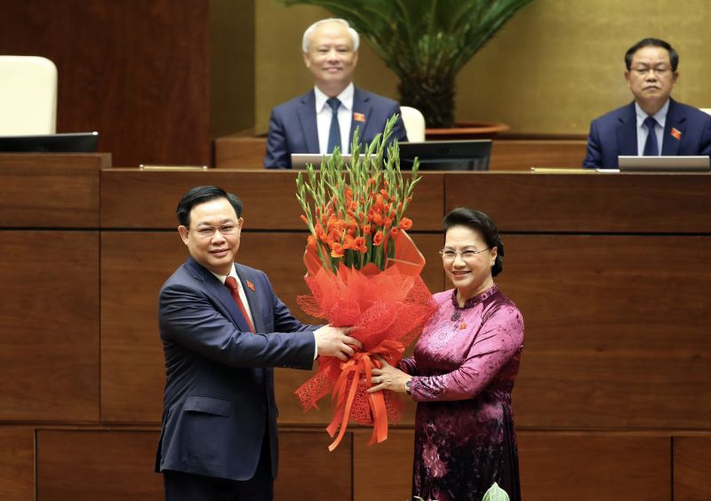 Tân Chủ tịch Quốc hội Vương Đình Huệ tặng hoa cho Chủ tịch tiền nhiệm Nguyễn Thị Kim Ngân