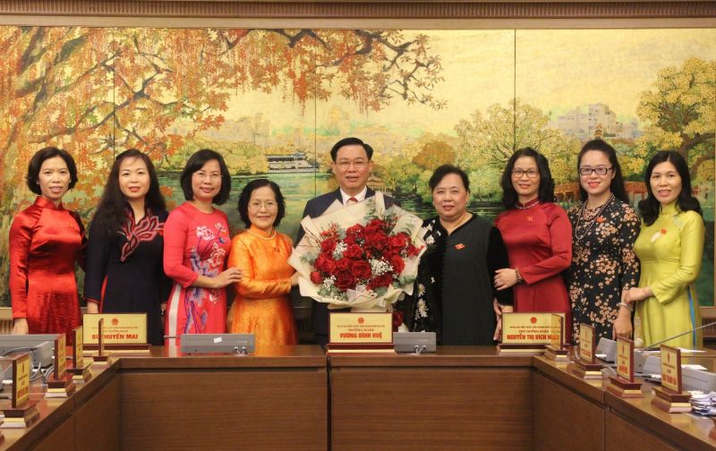 Các nữ đại biểu chúc mừng Tân Chủ tịch Quốc hội Vương Đình Huệ