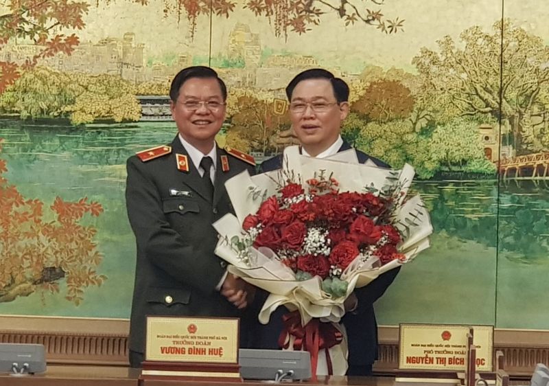 Đại biểu Đào Thanh Hải chúc mừng Tân Chủ tịch Quốc hội Vương Đình Huệ