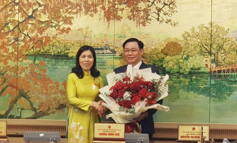 Đại biểu Trần Phương Hoa chúc mừng Tân Chủ tịch Quốc hội Vương Đình Huệ