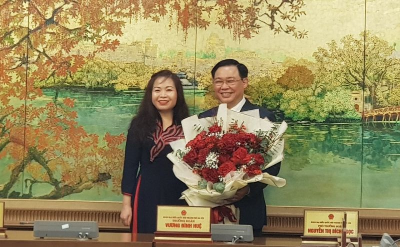Đại biểu Vũ Thị Lưu Mai chúc mừng Tân Chủ tịch Quốc hội Vương Đình Huệ