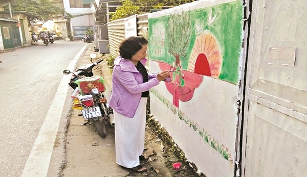 Bà Nguyễn Thị  Bích Hồng tham gia vẽ tranh tường