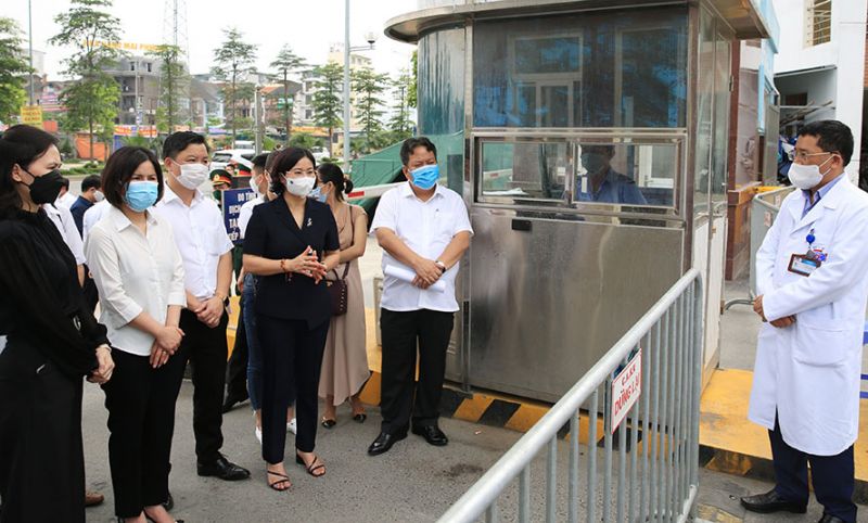 Phó Bí thư Thường trực Thành ủy Hà Nội Nguyễn Thị Tuyến kiểm tra công tác phòng, chống dịch Covid-19 tại Bệnh viện K - cơ sở Tân Triều.