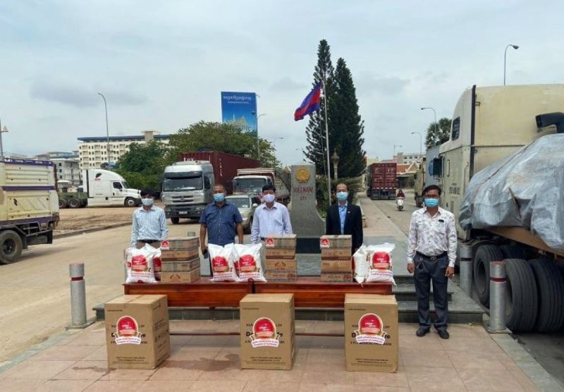 Lễ bàn giao hàng hỗ trợ nhân đạo của Hãng hàng không Vietjet gửi tặng Quỹ Hỗ trợ Cộng đồng của Đại sứ quán Việt Nam tại Campuchia. (Ảnh: Tham tán Võ Tuấn Ngọc)
