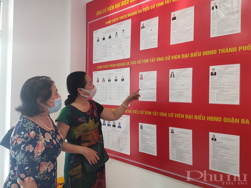 Cử tri tìm hiểu tiểu sử của các ứng cử viên tham gia ứng cử tại đơn vị bầu cử số 1 quận Ba Đình