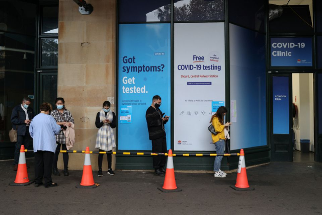 Người dân xếp hàng chờ đợi tại phòng khám xét nghiệm COVID-19 ở trung tâm thành phố sau khi các trường hợp mới được báo cáo ở Sydney, Úc, ngày 6/5/2021.