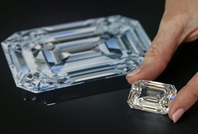 Viên kim cương được cắt hình chữ nhật có màu D, nặng 100,94 cara được bán đấu giá ở Geneva, Thụy Sĩ.
