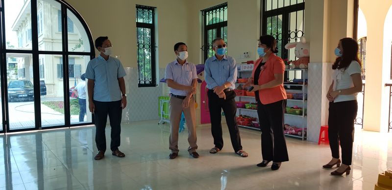 Các đồng chí tham quan khu sinh hoạt của Trung tâm Các đồng chí tham quan khu sinh hoạt của Trung tâm