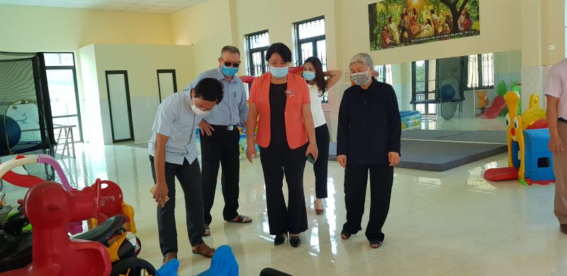 Sơ Nguyễn Thị Hồng Vân (áo đen) giới thiệu cho đoàn về phòng sinh hoạt của Trung tâm Sơ Nguyễn Thị Hồng Vân (áo đen) giới thiệu cho đoàn về phòng sinh hoạt của Trung tâm