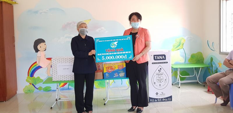 Đồng chí Nguyễn Thị Thu Thủy tặng quà cho các sơ và các cháu ở Trung tâm Đồng chí Nguyễn Thị Thu Thủy tặng quà cho các sơ và các cháu ở Trung tâm