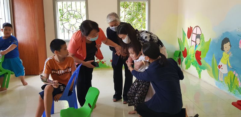 Đồng chí Nguyễn Thị Thu Thủy thăm hỏi các cháu Đồng chí Nguyễn Thị Thu Thủy thăm hỏi các cháu