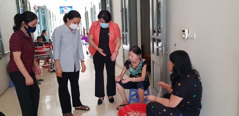 Đồng chí Nguyễn Thị Thu Thủy hỏi thăm về việc làm của người già sống tại Mái ấm Đồng chí Nguyễn Thị Thu Thủy hỏi thăm về việc làm của người già sống tại Mái ấm