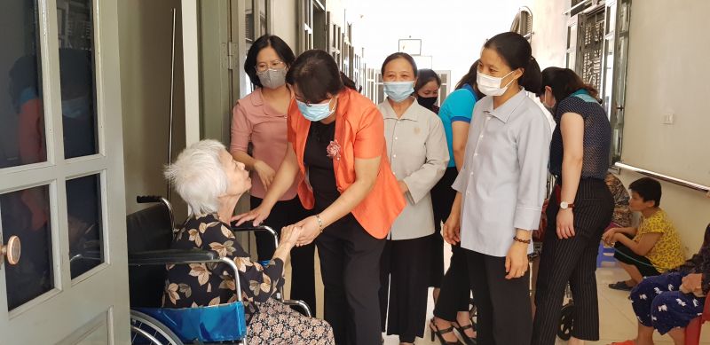 Các đồng chí thăm hỏi người già đang được nuôi dưỡng ở Mái ấm Các đồng chí thăm hỏi người già đang được nuôi dưỡng ở Mái ấm