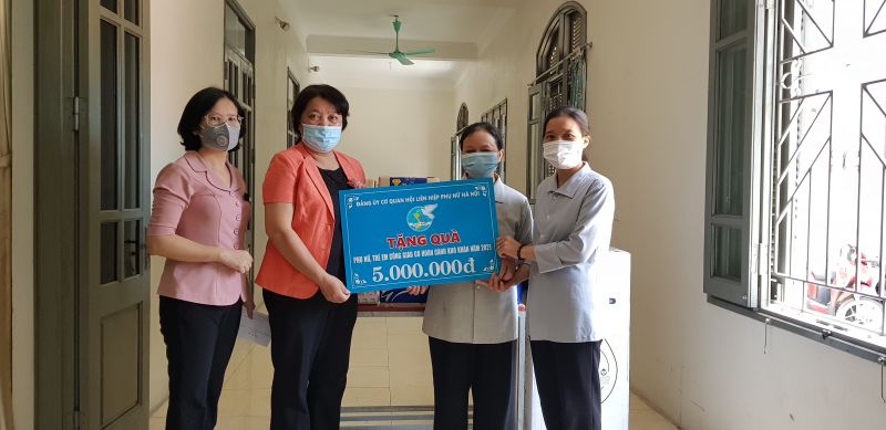 Đồng chí Nguyễn Thị Thu Thủy trao quà tặng các sơ và người gigaf Đồng chí Nguyễn Thị Thu Thủy trao quà tặng các sơ và người gigaf