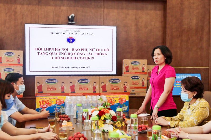 Bà Lê Kim Anh - Chủ tịch Hội LHPN TP Hà Nội ghi nhận sự vất vả và cảm ơn những nỗ lực đóng góp, hi sinh thầm lặng của các cán bộ, bác sỹ, nhân viên Trung tâm y tế quận Thanh Xuân trong phòng chống dịch bệnh Covid-19 Bà Lê Kim Anh - Chủ tịch Hội LHPN TP Hà Nội ghi nhận sự vất vả và cảm ơn những nỗ lực đóng góp, hi sinh thầm lặng của các cán bộ, bác sỹ, nhân viên Trung tâm y tế quận Thanh Xuân trong phòng chống dịch bệnh Covid-19