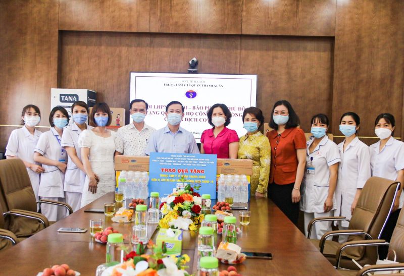 Bà Lê Kim Anh, Chủ tịch Hội LHPN TP Hà Nội và bà Lê Quỳnh Trang, Tổng Biên tập Báo Phụ nữ Thủ đô tặng quà cho các y bác sỹ Trung tâm y tế quận Thanh Xuân Bà Lê Kim Anh, Chủ tịch Hội LHPN TP Hà Nội và bà Lê Quỳnh Trang, Tổng Biên tập Báo Phụ nữ Thủ đô tặng quà cho các y bác sỹ Trung tâm y tế quận Thanh Xuân