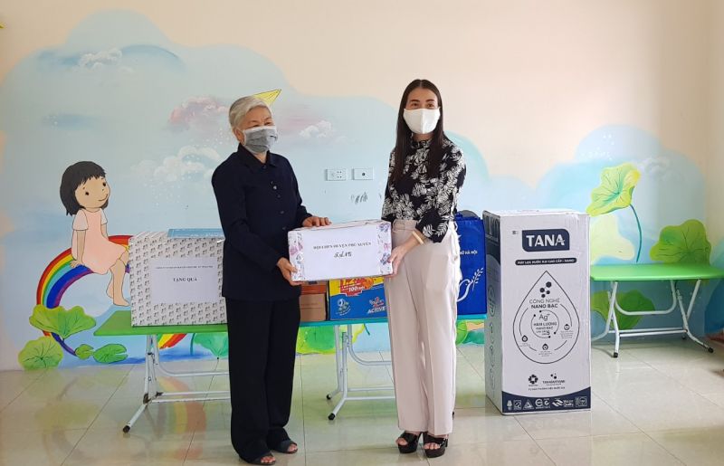 Chủ tịch Hội LHPN huyện Phú Xuyên trao tặng quà cho Trung tâm Chăm sóc và giáo dục trẻ khuyết tật Hoàng Nguyên Chủ tịch Hội LHPN huyện Phú Xuyên trao tặng quà cho Trung tâm Chăm sóc và giáo dục trẻ khuyết tật Hoàng Nguyên