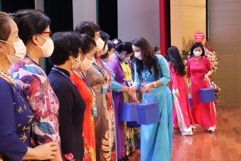 Đồng chí Nguyễn Lan Hương tặng quà chia tay các đồng chí UV BTV khóa XXII không tái cử Đồng chí Nguyễn Lan Hương tặng quà chia tay các đồng chí UV BTV khóa XXII không tái cử